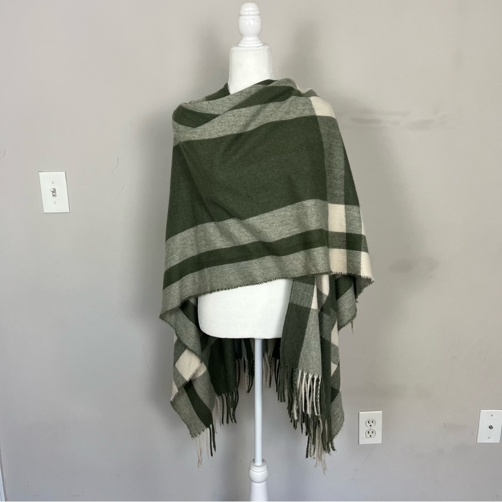 UNIVERSAL THREAD TARGET PLAID FRINGE OPEN FRONT PONCHO IN GREEN ONE SIZE - Picture 13 of 16